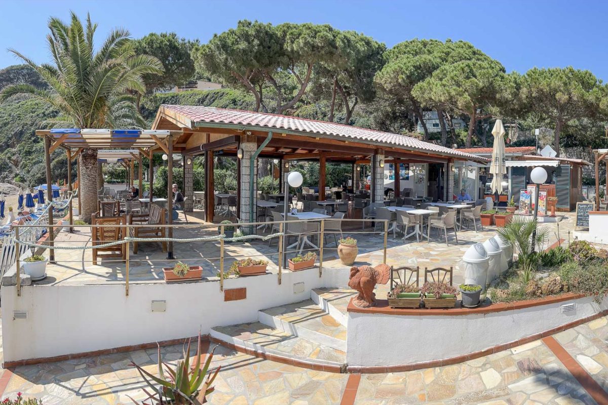 Il bar sulla spiaggia di Morcone